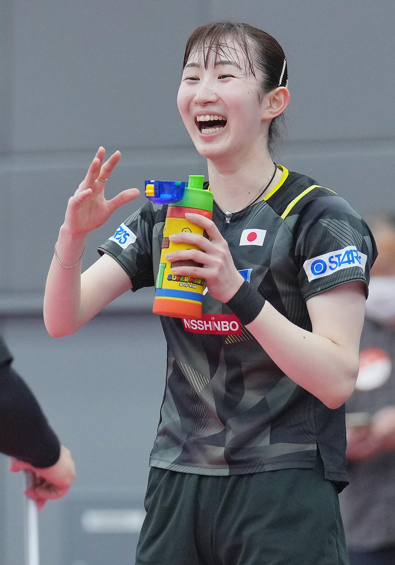 練習中、笑顔を見せる早田（撮影・垰建太）