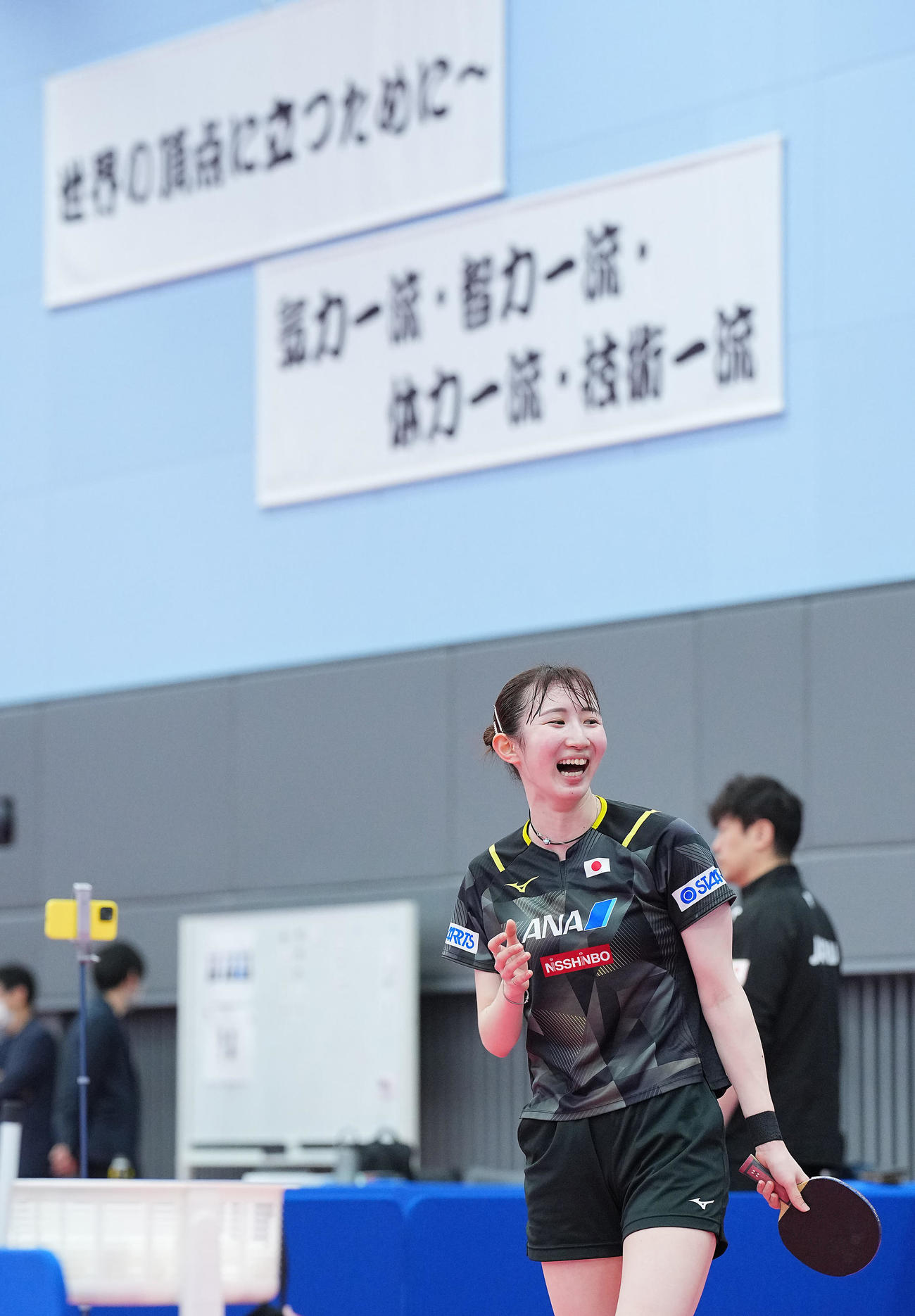 練習中、笑顔を見せる早田（撮影・垰建太）