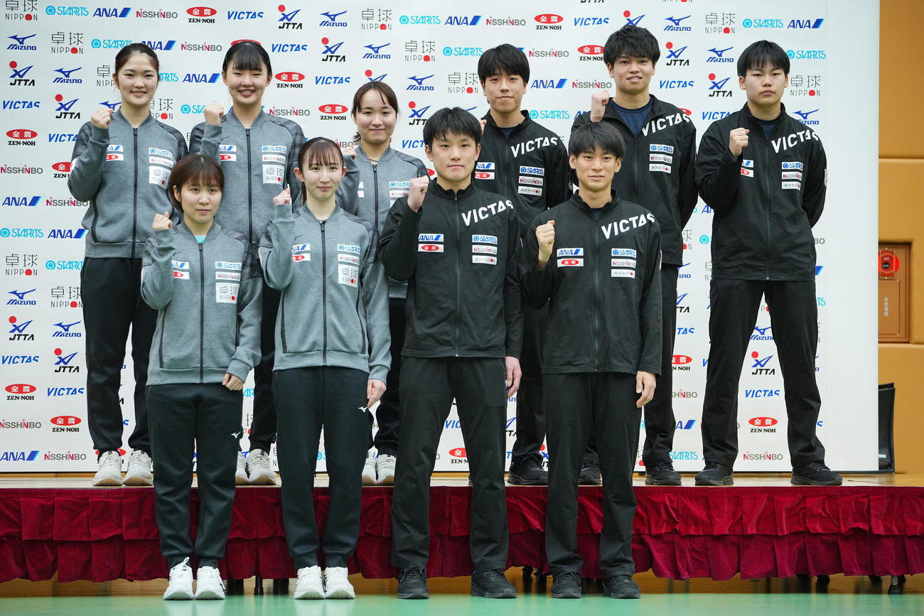 世界卓球に向けての会見で写真に納まる日本代表の選手たち。前列左から平野美宇、早田ひな、張本智和、戸上隼輔、後列左から木原美悠、張本美和、伊藤美誠、篠塚大登、田中佑汰、松島輝空（撮影・垰建太）
