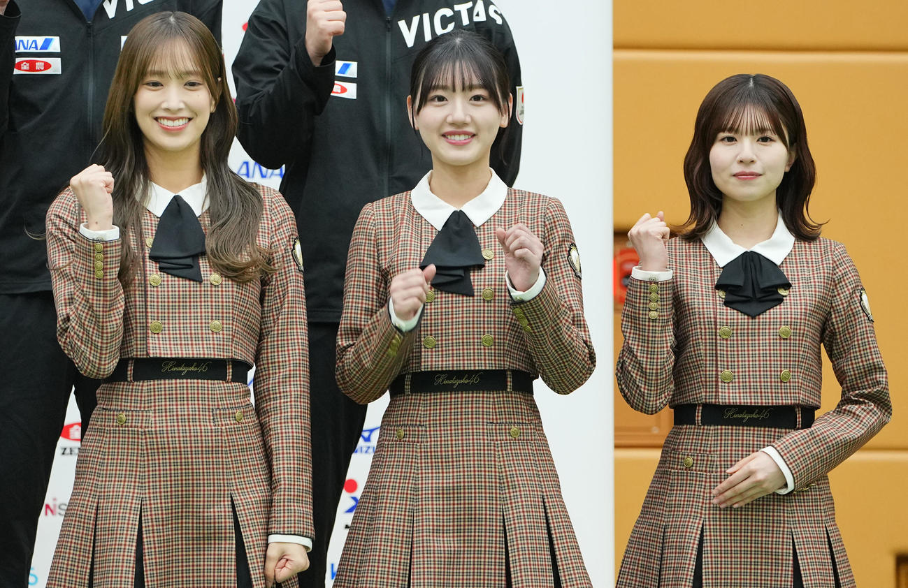 世界卓球に向けての会見に登壇した日向坂46の佐々木久美（左）、佐々木美玲（中央）、松田好花（撮影・垰建太）