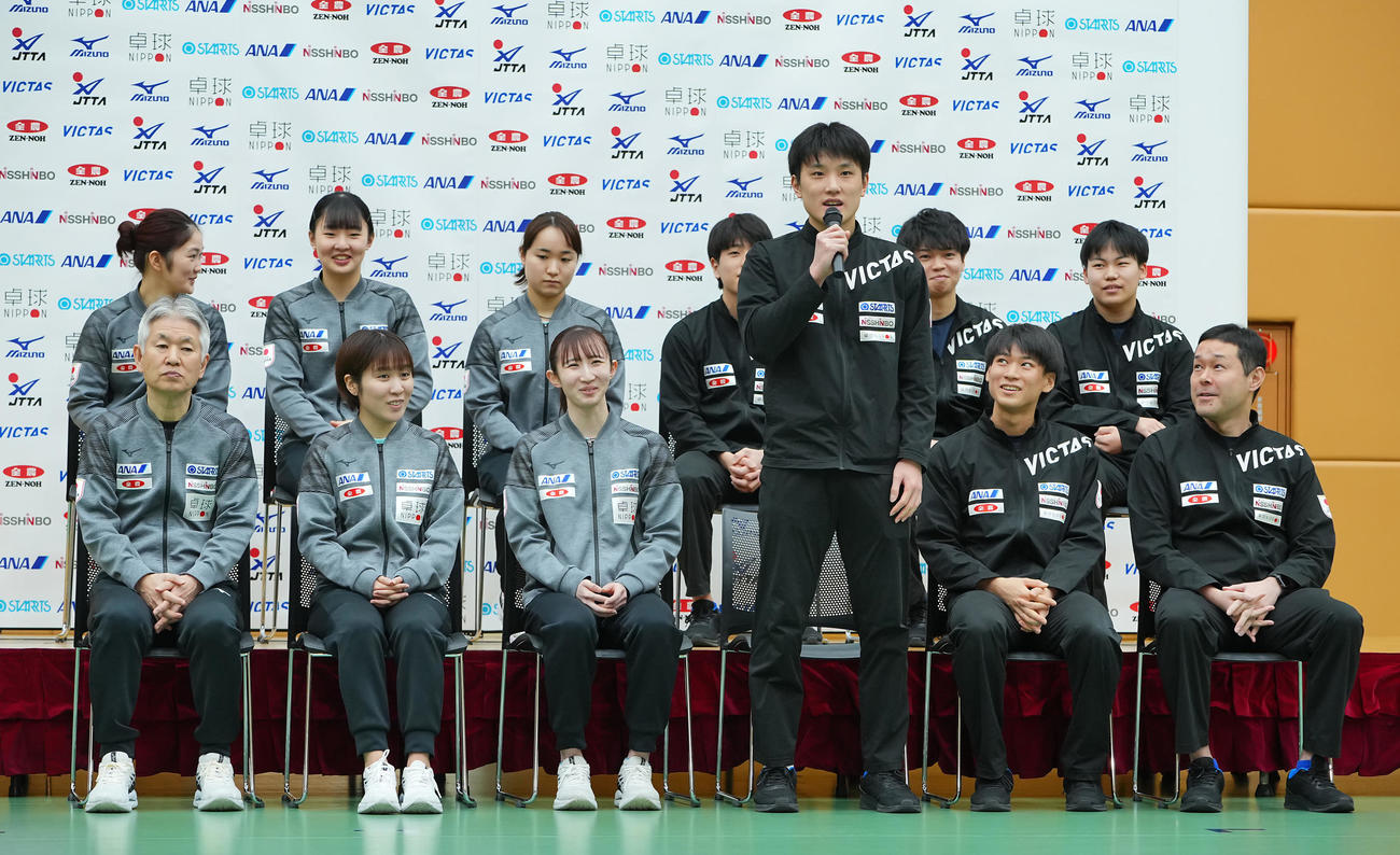 世界卓球に向けての会見で意気込みを語る張本智（前列右から3人目）（撮影・垰建太）