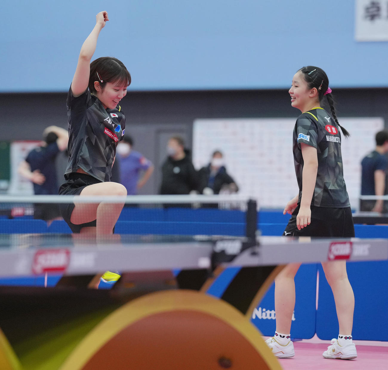リラックスした表情で練習を行う平野（左）と張本美（撮影・垰建太）