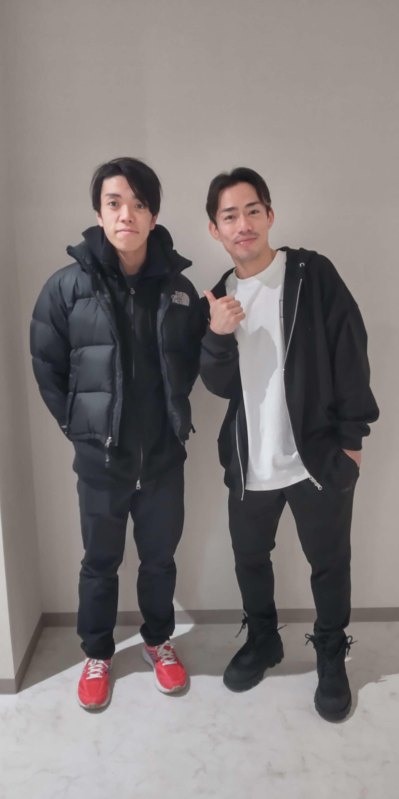 「滑走屋」にアンサンブルスケーターとして出演する坪井（左）と高橋さん（撮影・阿部健吾）