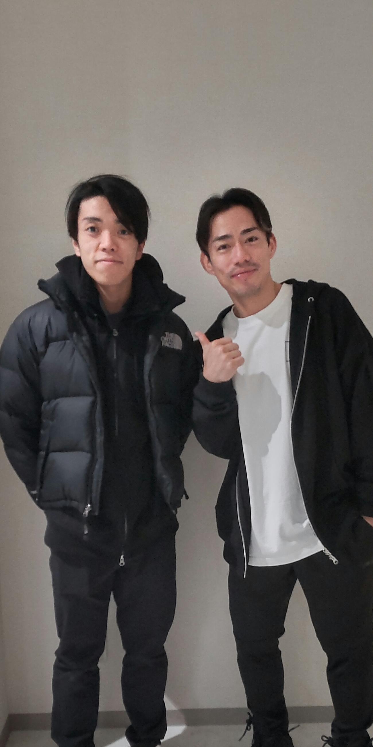 「滑走屋」にアンサンブルスケーターとして出演する坪井（左）と高橋さん（撮影・阿部健吾）
