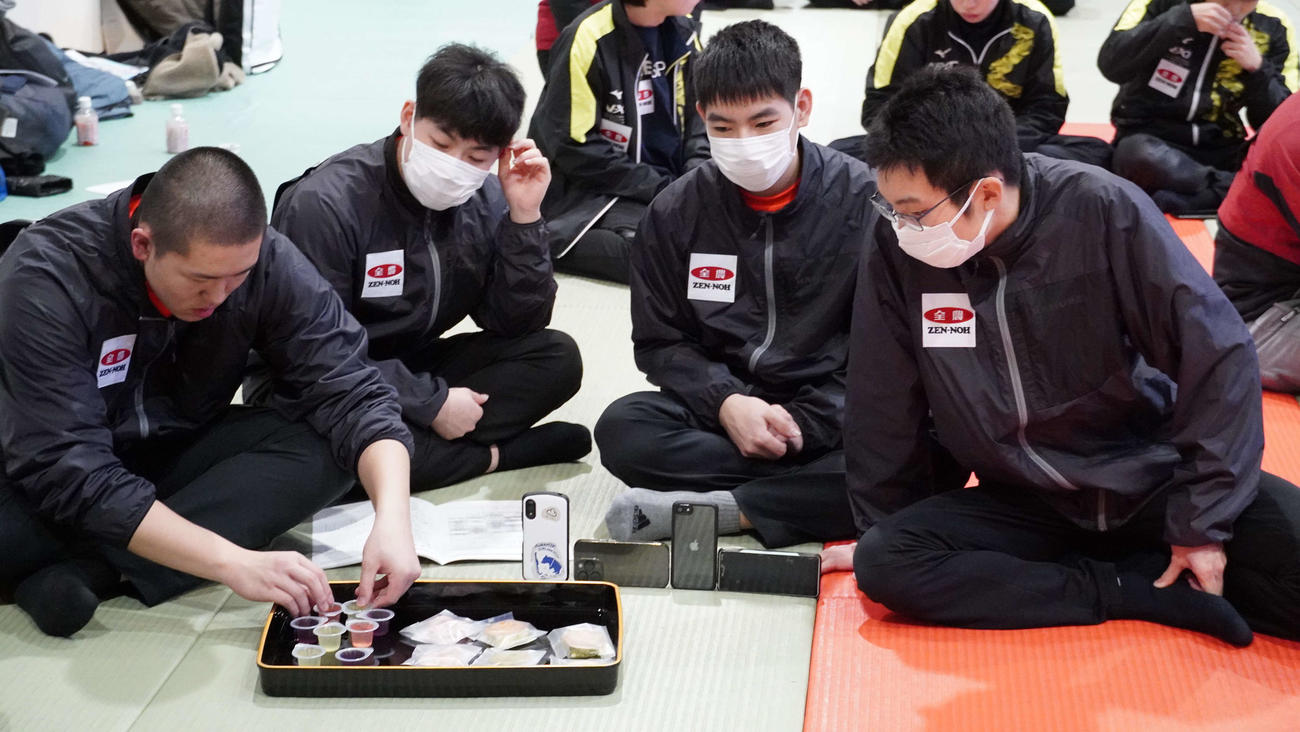 特別協賛のJA全農提供の軽食を楽しむ選手たち