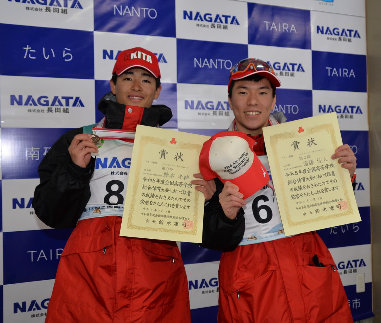 男子10キロフリー準Vの秋田北鷹・遠藤（右）と3位藤本は笑顔で記念撮影（撮影・濱本神威）