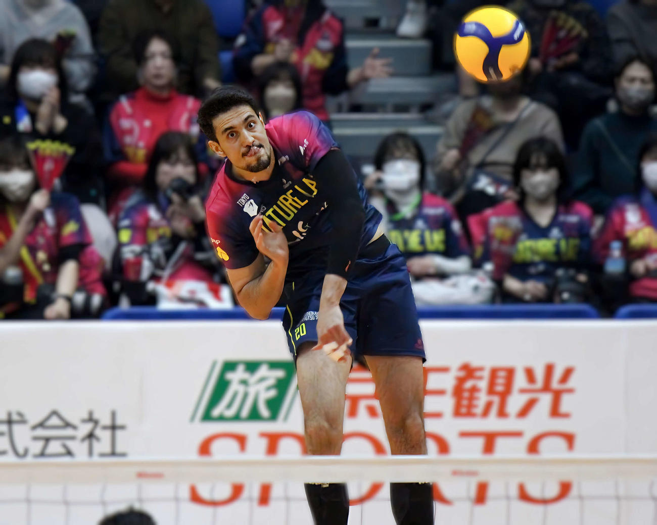 サーブを打つ東京GBのアラウージョ（撮影・勝部晃多）