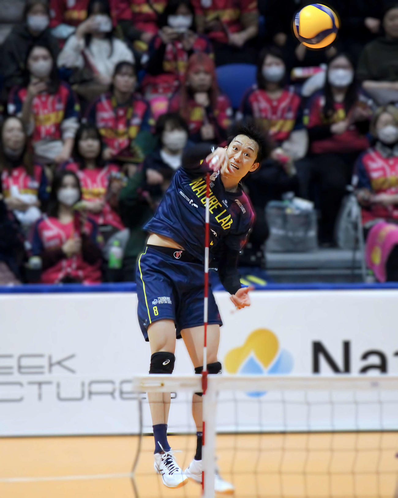 サーブを打つ東京GBの柳田（撮影・勝部晃多）