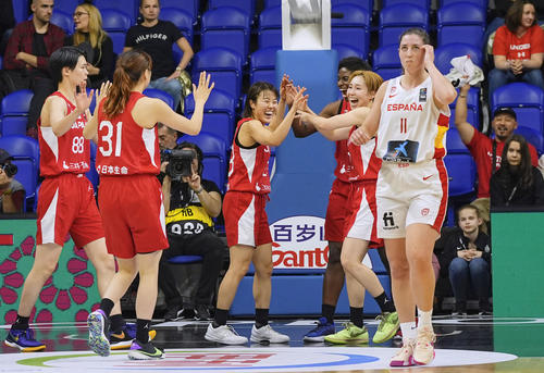 スペインに勝利し、喜ぶ赤穂（左端）ら日本チーム＝ショプロン（共同）