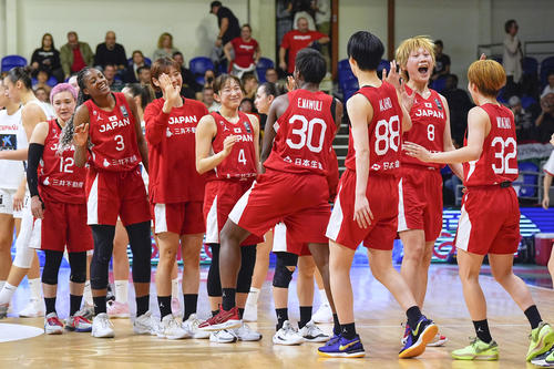 スペインを破り、喜ぶ高田（右から2人目）ら日本チーム＝ショプロン（共同）