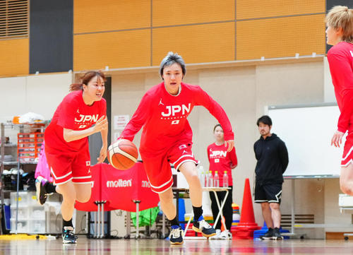 吉田亜沙美（中央）（2024年1月撮影）