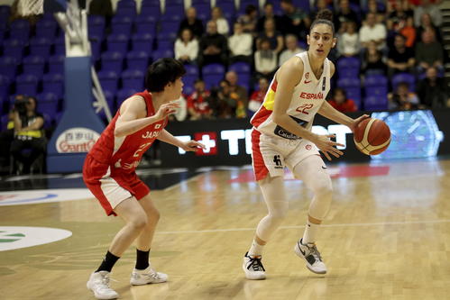 スペインのマルテュア・コンデと日本の林咲希（左）（AP）