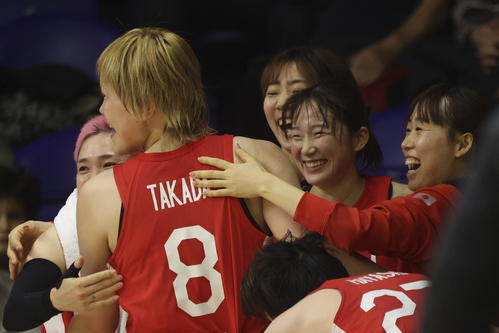 スペインに勝って喜ぶ、高田ら日本代表（AP）