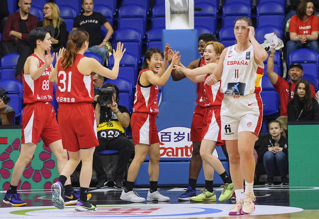スペインに勝利し、喜ぶ赤穂（左端）ら日本チーム＝ショプロン（共同）