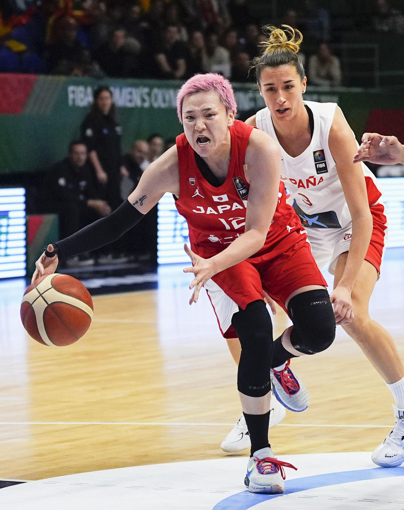 日本―スペイン　第2クオーター、攻め込む吉田＝ショプロン（共同）
