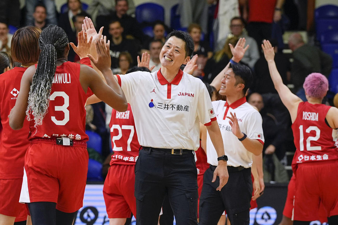 スペインに勝利し、笑顔の恩塚監督＝ショプロン（共同）