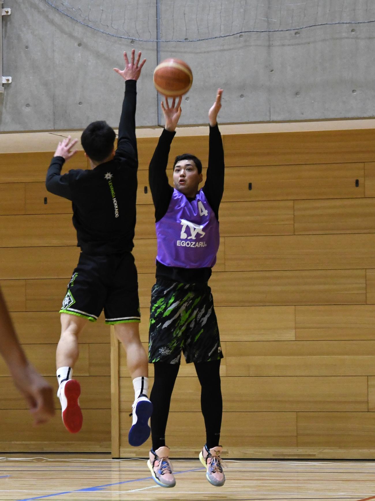 練習でシュートするレバンガ北海道U18の内藤（撮影・石井翔太）