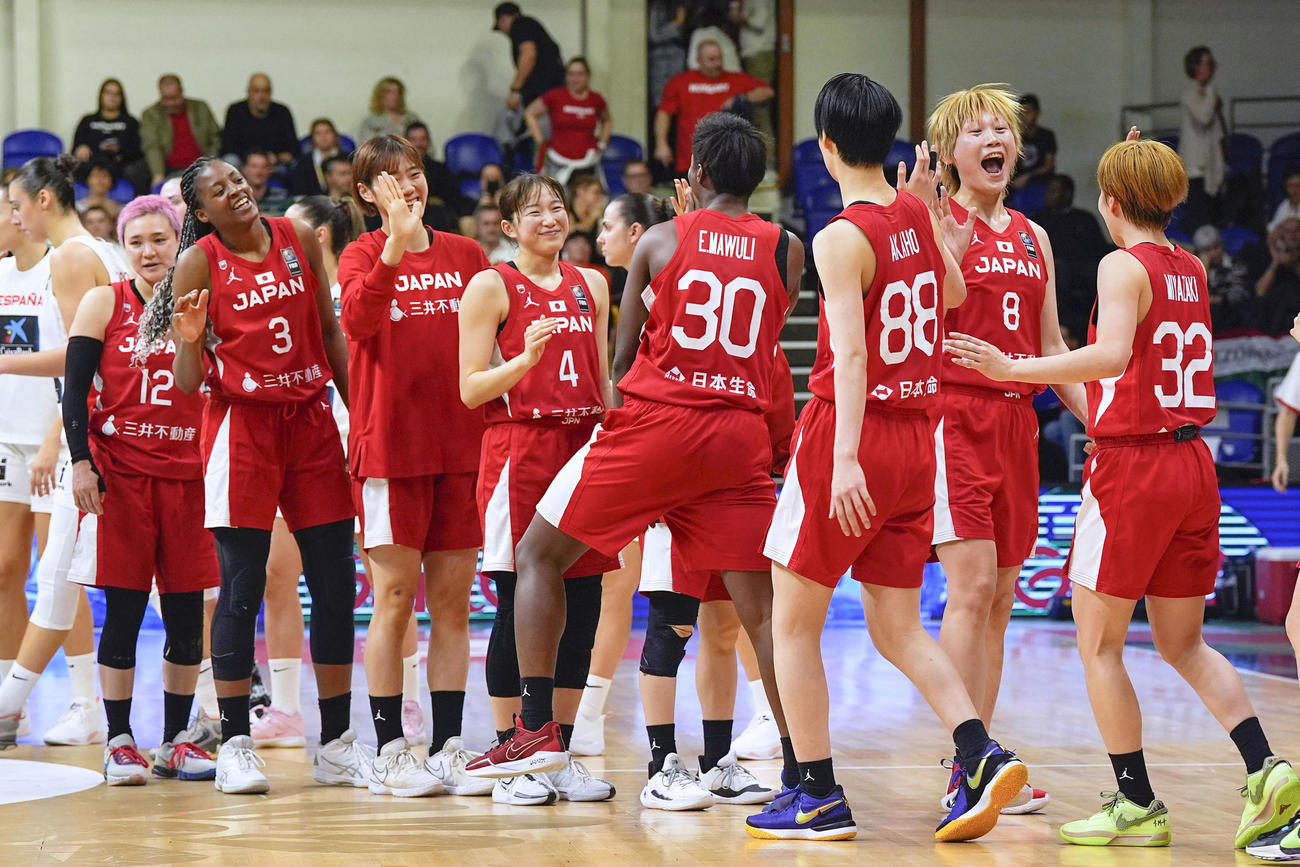 スペインを破り、喜ぶ高田（右から2人目）ら日本チーム＝ショプロン（共同）
