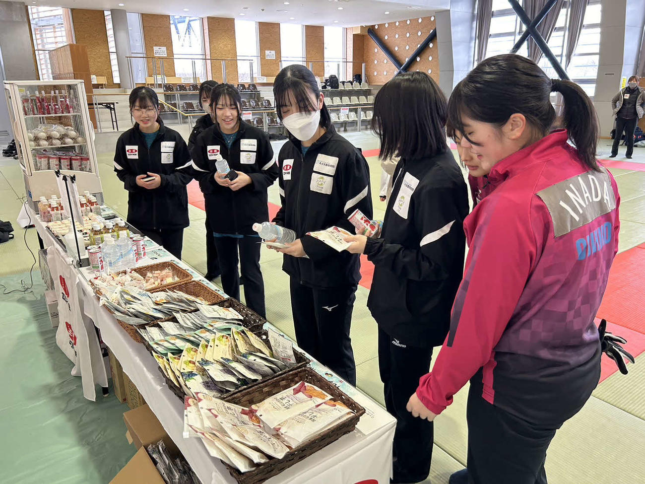 もぐもぐブースで商品を選ぶ選手たち