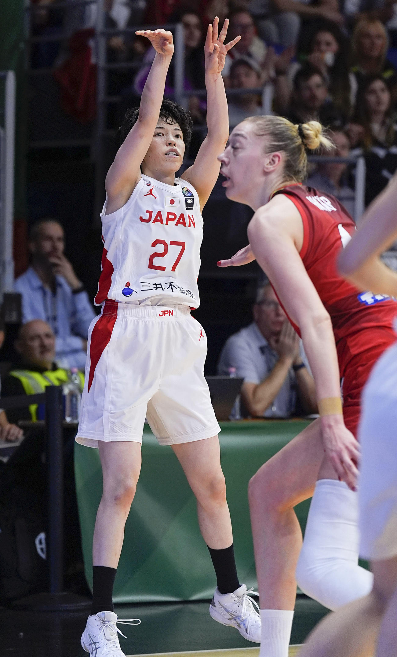 第2クオーター、3点シュートを決めた林（左）（共同）