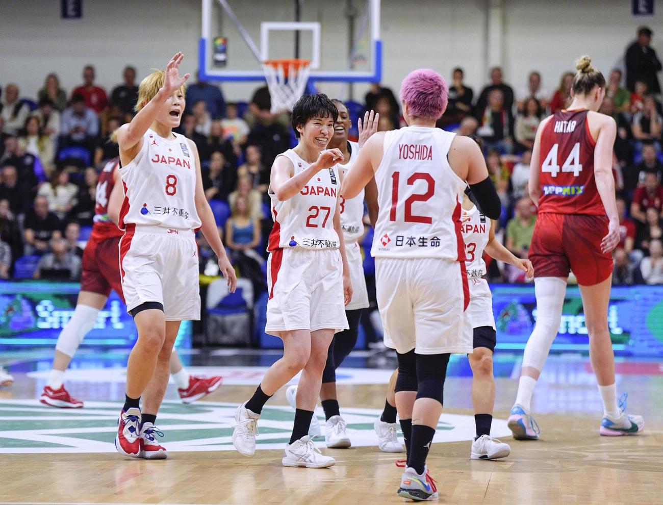 第2クオーター、3点シュートを決め、喜ぶ林（27）（共同）