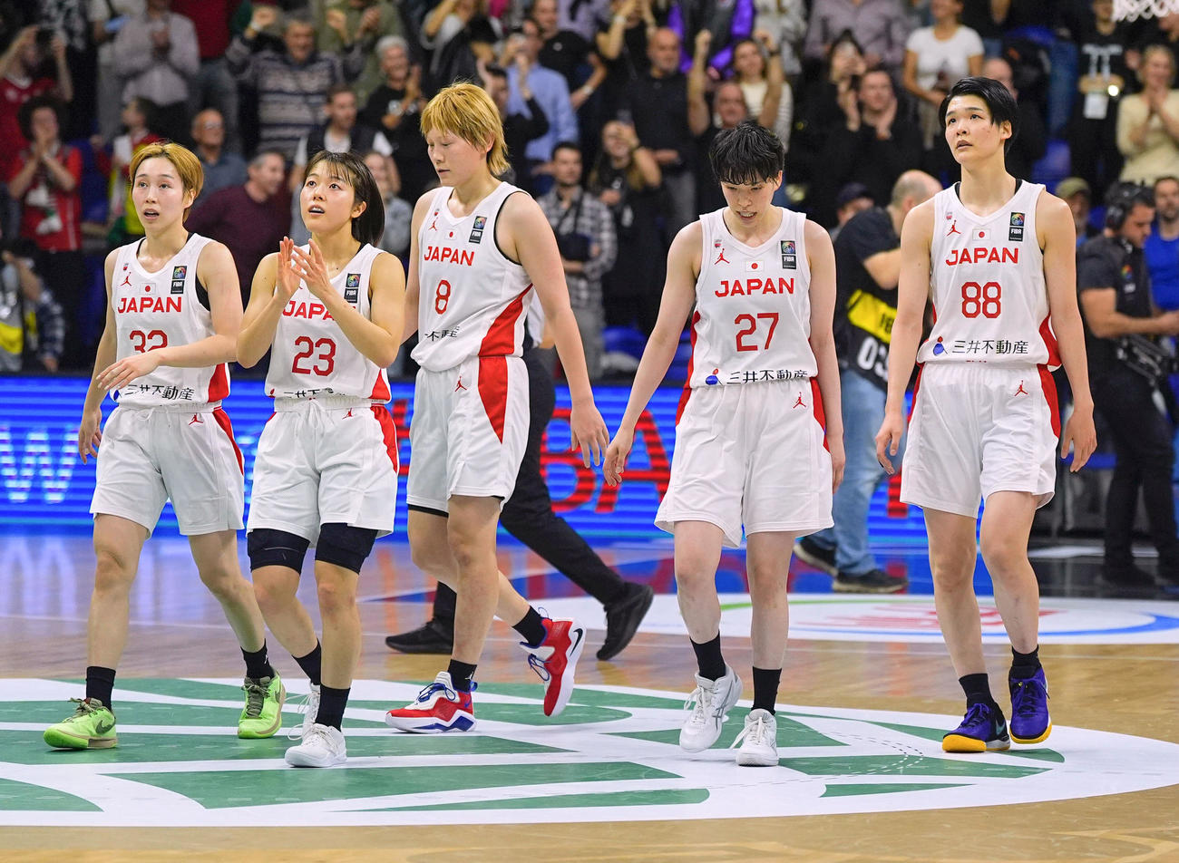 ハンガリーに敗れ引き揚げる日本（共同）