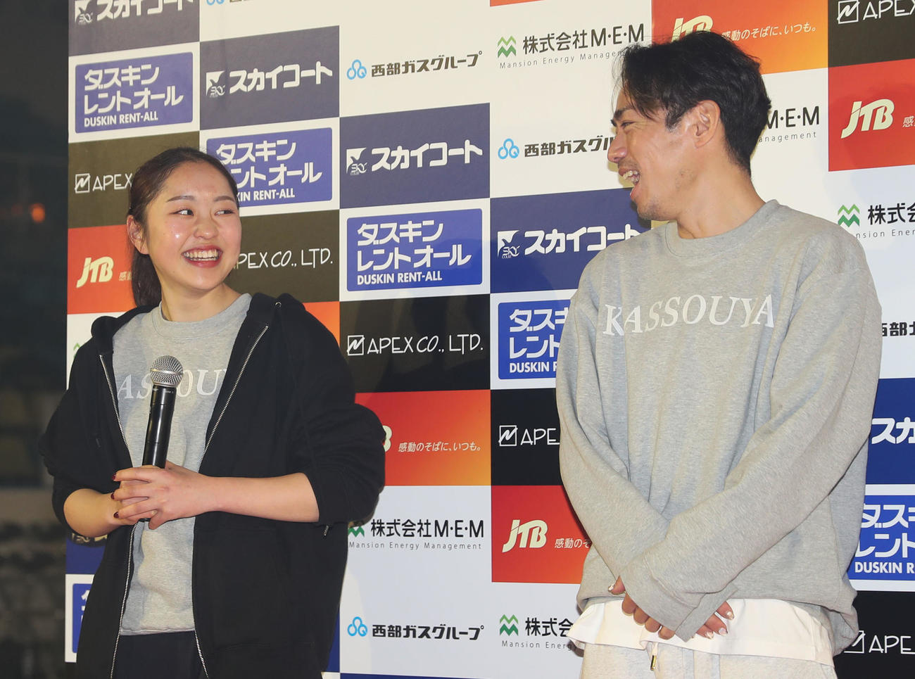 公開リハーサルを終えて会見に臨む江川マリアさん（左）、右は高橋大輔さん（撮影・冨田成美）
