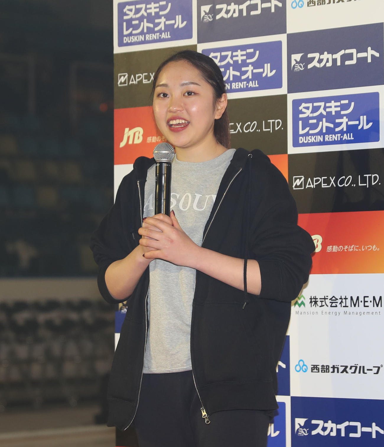 公開リハーサルを終えて会見に臨む江川マリアさん（撮影・冨田成美）