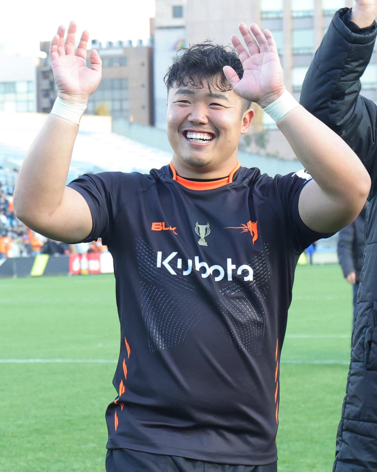 東京ベイ対チーフス　笑顔で観客に手を振る東京ベイ江良（撮影・野上伸悟）
