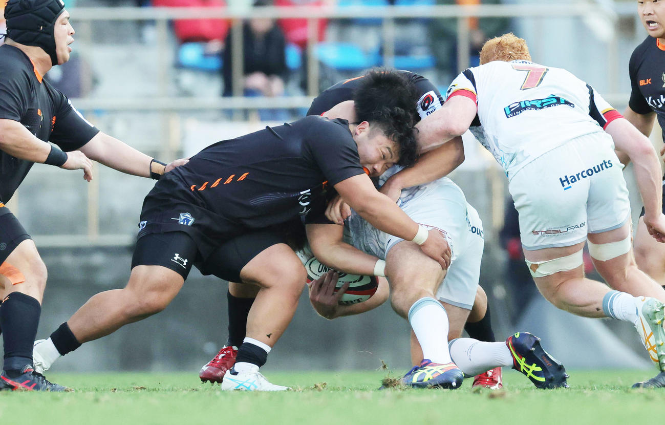東京ベイ対チーフス　後半、タックルする東京ベイ江良（撮影・野上伸悟）