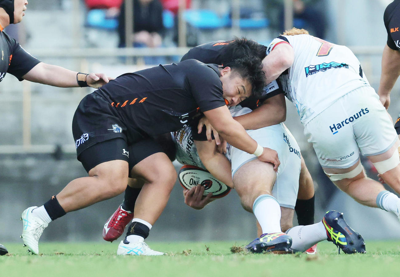 東京ベイ対チーフス　後半、タックルする東京ベイ江良（撮影・野上伸悟）