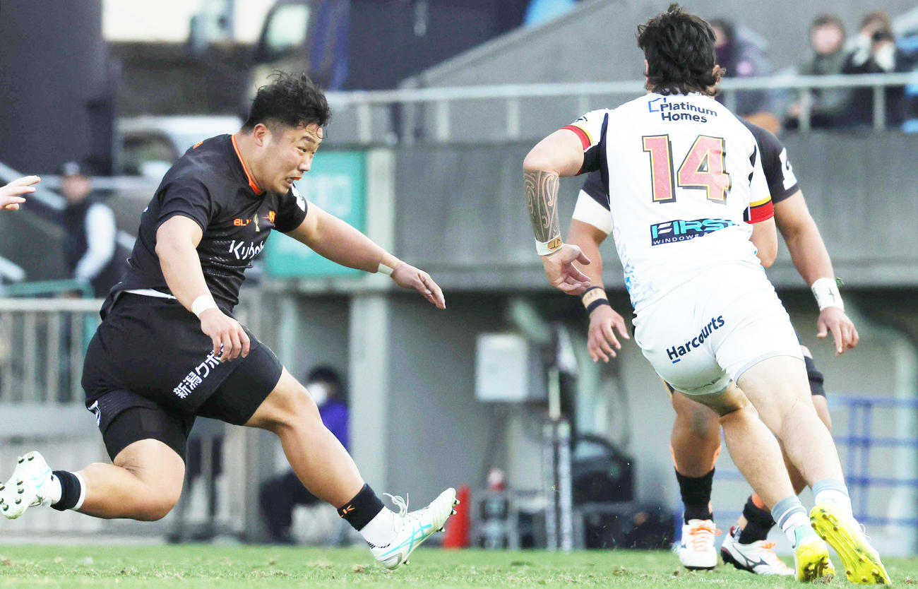 東京ベイ対チーフス　後半、タックルする東京ベイ江良（撮影・野上伸悟）
