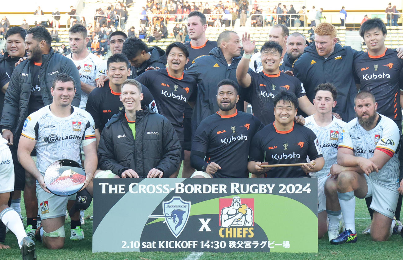 東京ベイ対チーフス　試合後に記念撮影する両チーム選手たち。2列目右端は東京ベイ江良（撮影・野上伸悟）