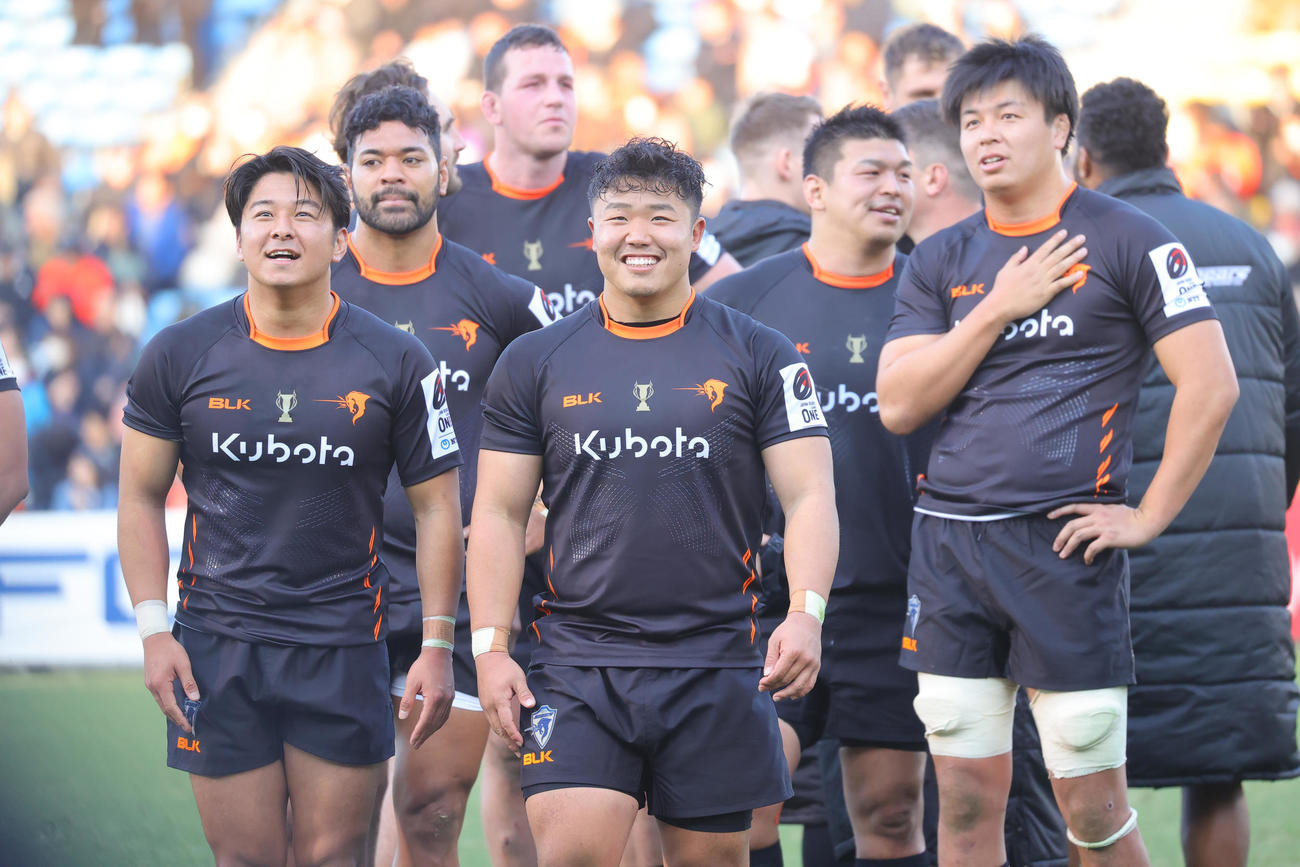 東京ベイ対チーフス　試合後に笑顔を見せる左から東京ベイ押川敦治、江良颯、堀部直壮ら＝2024年2月10日