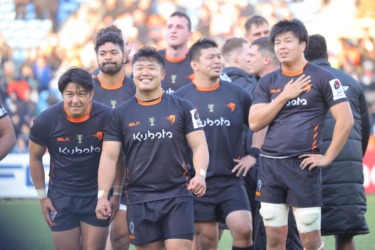 東京ベイ対チーフス　試合後に笑顔を見せる左から東京ベイ押川敦治、江良颯、堀部直壮ら＝2024年2月10日