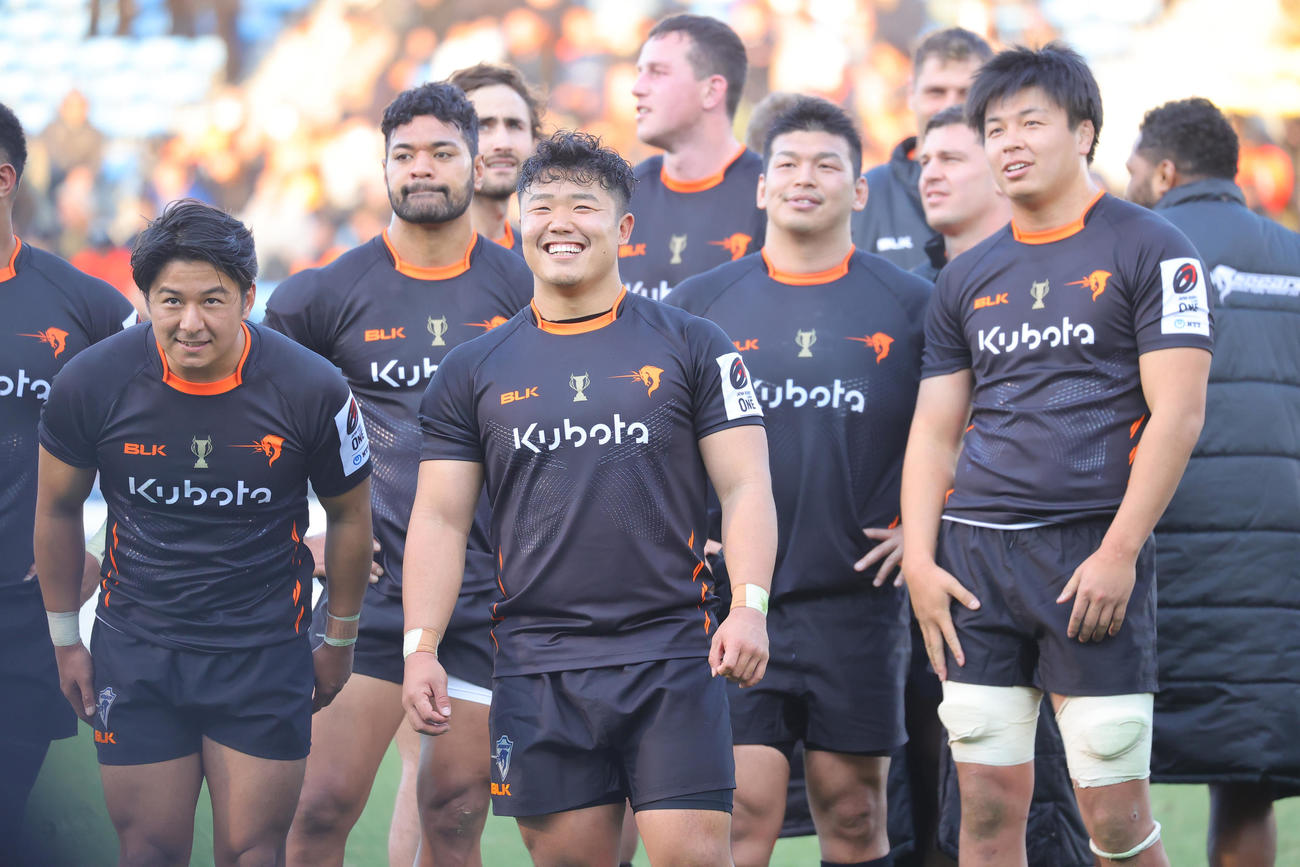 東京ベイ対チーフス　試合後に笑顔を見せる左から東京ベイ押川敦治、江良颯、堀部直壮ら＝2024年2月10日