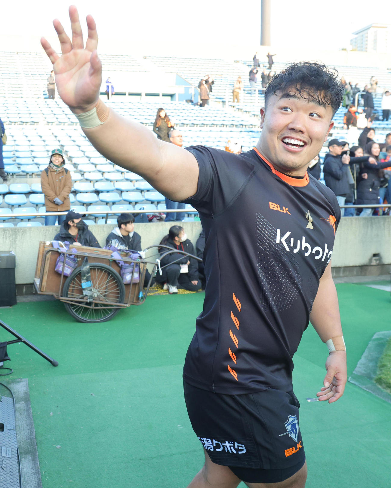 東京ベイ対チーフス　笑顔で観客に手を振る東京ベイ江良（撮影・野上伸悟）