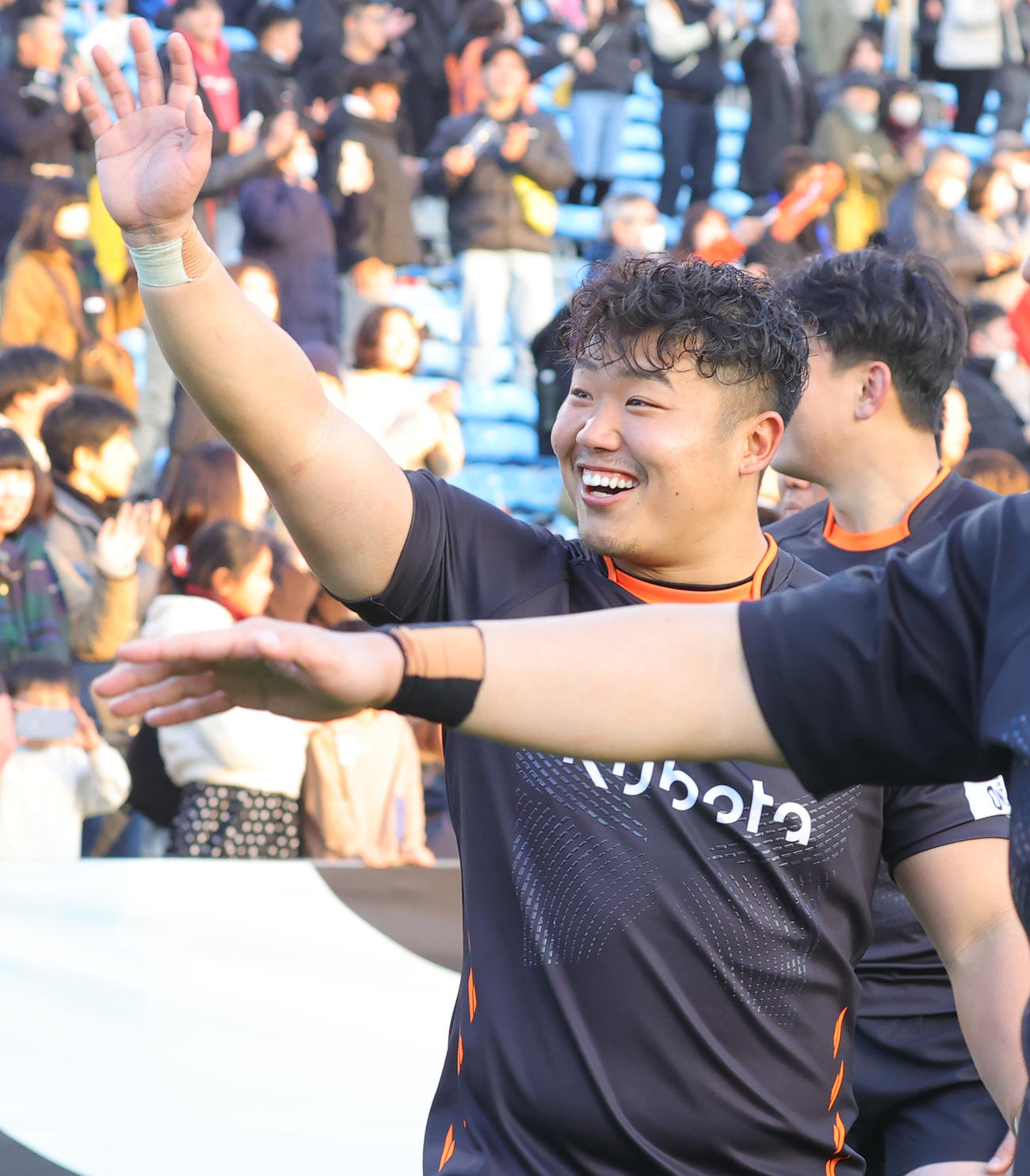 東京ベイ対チーフス　笑顔で観客に手を振る東京ベイ江良（撮影・野上伸悟）