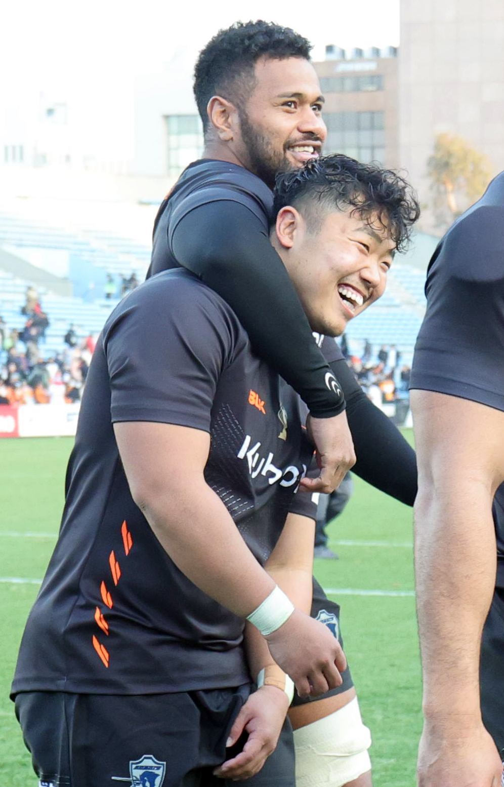 東京ベイ対チーフス　非公式戦ながらリーグワンデビューを果たした東京ベイ江良（手前）は、マキシに祝福され笑顔（撮影・野上伸悟）