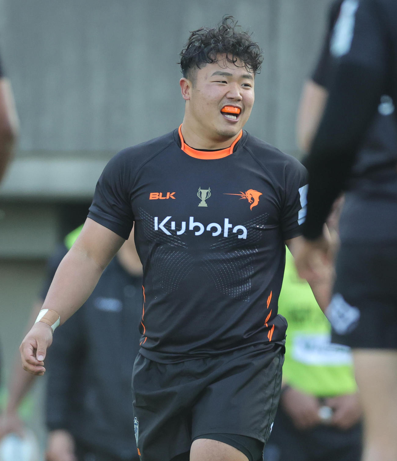 東京ベイ対チーフス　後半、才田智のトライを喜ぶ東京ベイ江良（撮影・野上伸悟）
