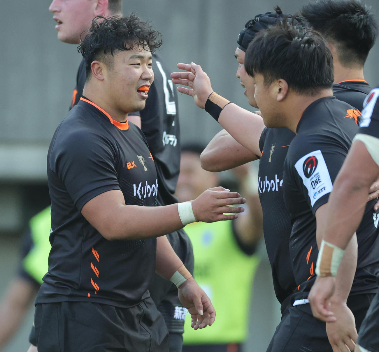 東京ベイ対チーフス　後半、才田智のトライを喜ぶ東京ベイ江良（撮影・野上伸悟）