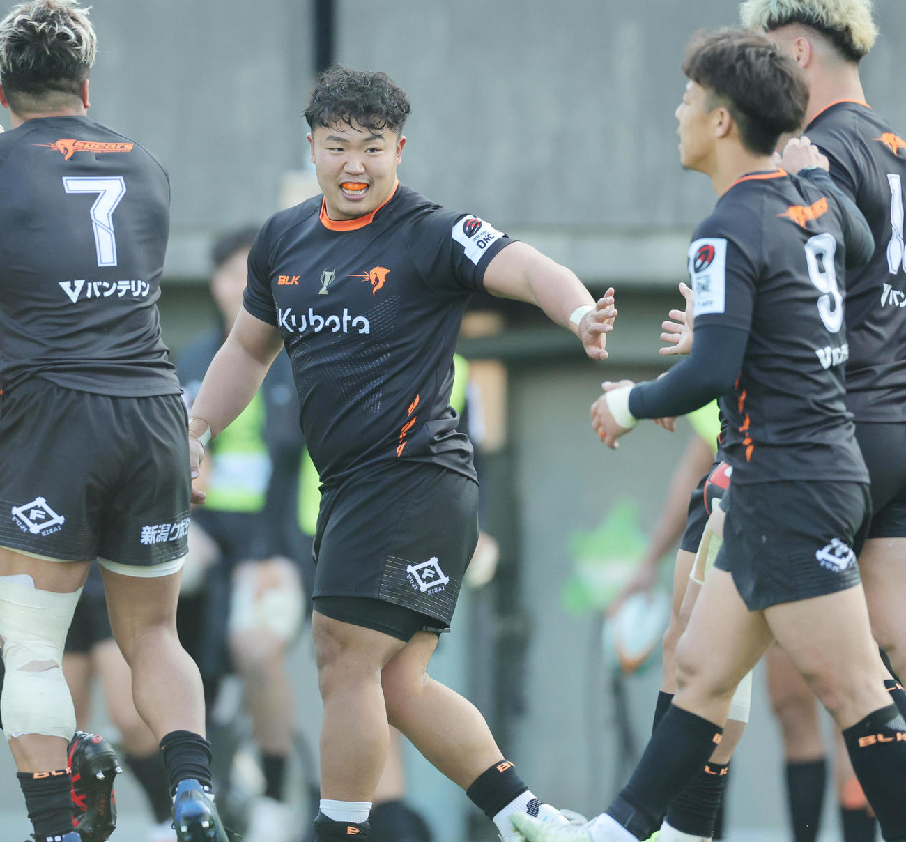 東京ベイ対チーフス　後半、才田智のトライを喜ぶ東京ベイ江良（撮影・野上伸悟）