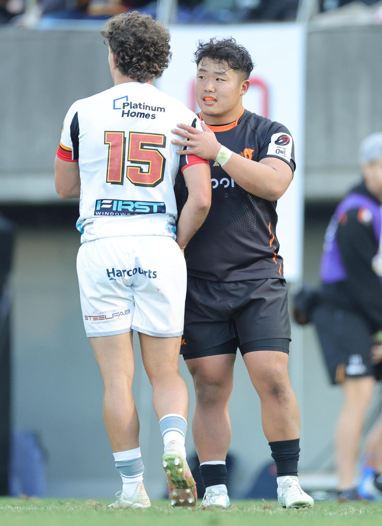 東京ベイ対チーフス　試合後にチーのスリアム・クームズファブリング（左）とあいさつを交わす東京ベイ江良颯＝2024年2月10日