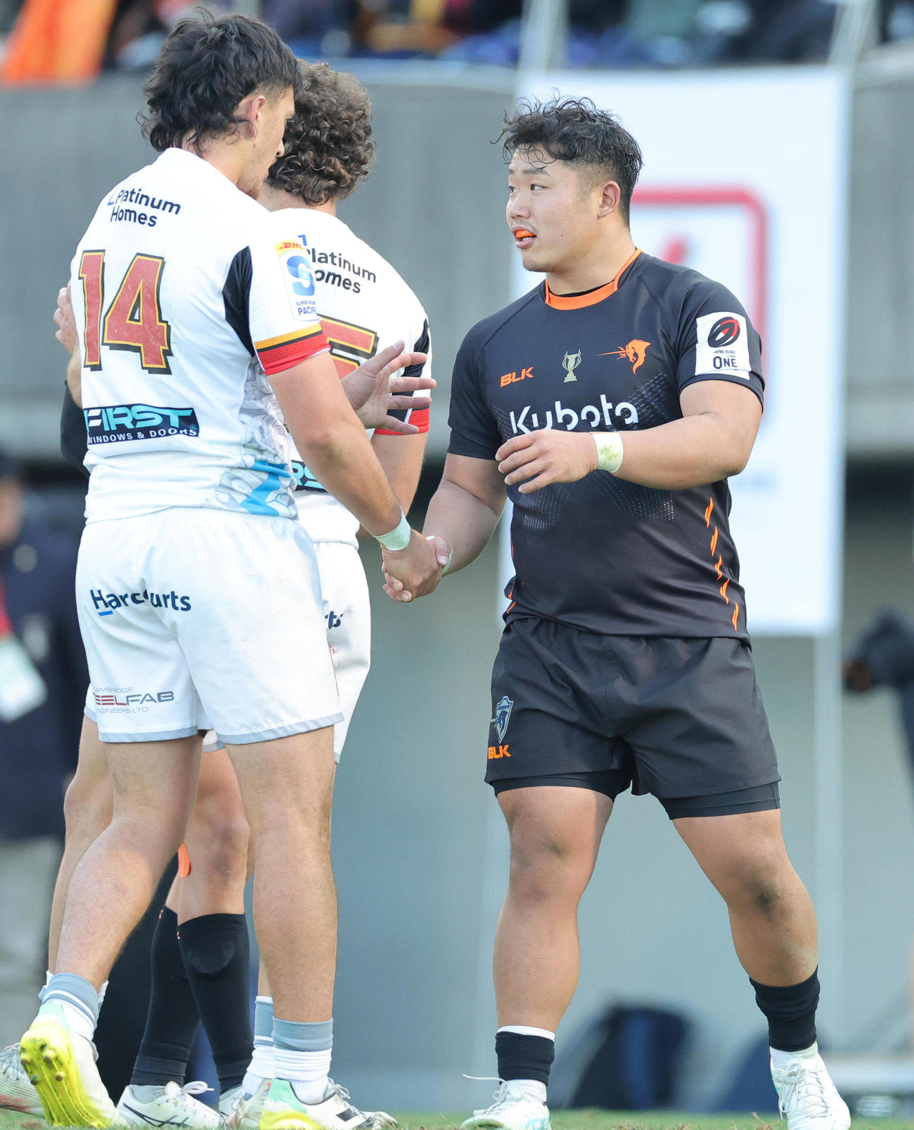 東京ベイ対チーフス　試合後にチーのタナ・トゥハカライナ（左）とあいさつを交わす東京ベイ江良颯＝2024年2月10日