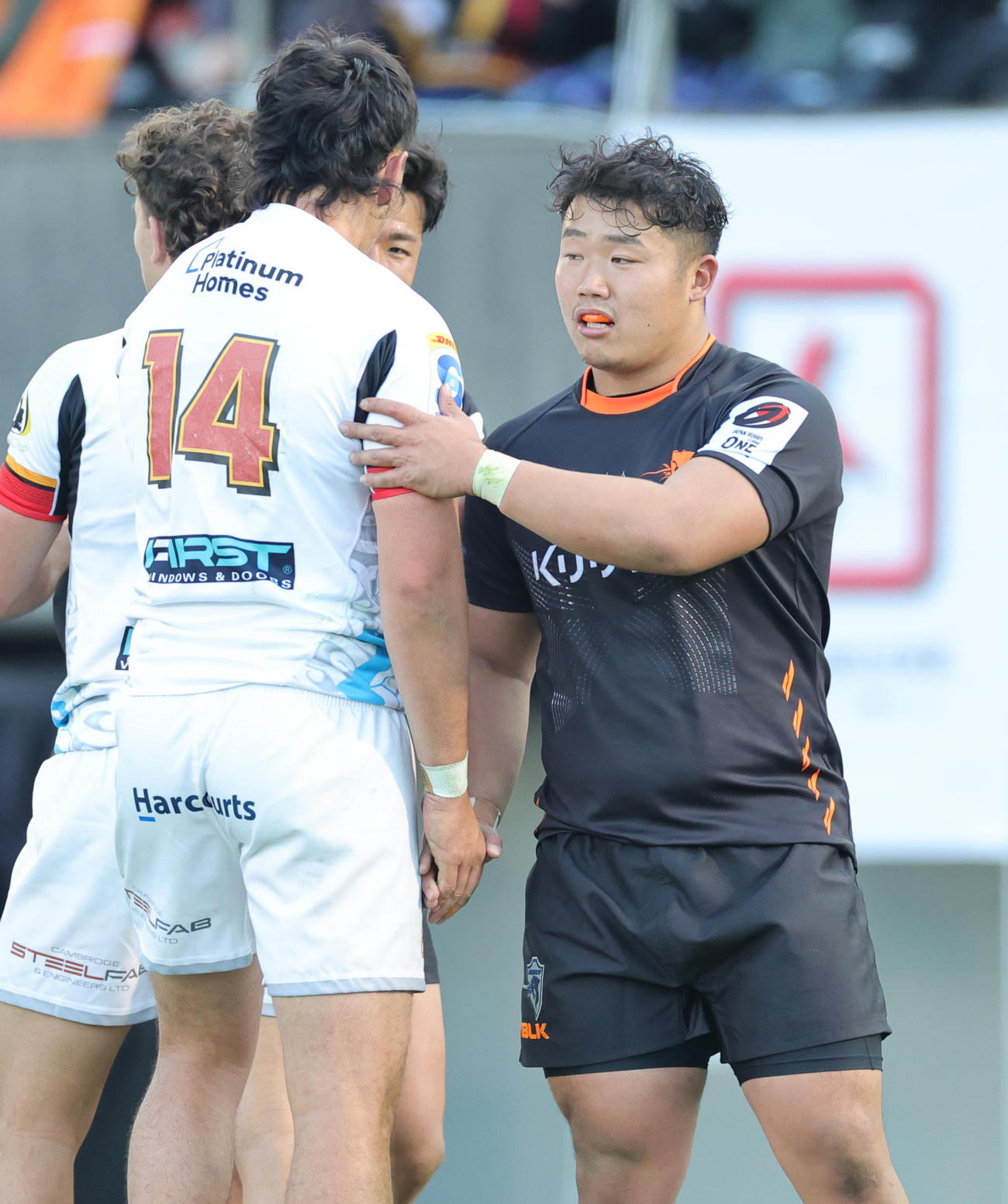 東京ベイ対チーフス　試合後にチーのタナ・トゥハカライナ（左）とあいさつを交わす東京ベイ江良颯＝2024年2月10日