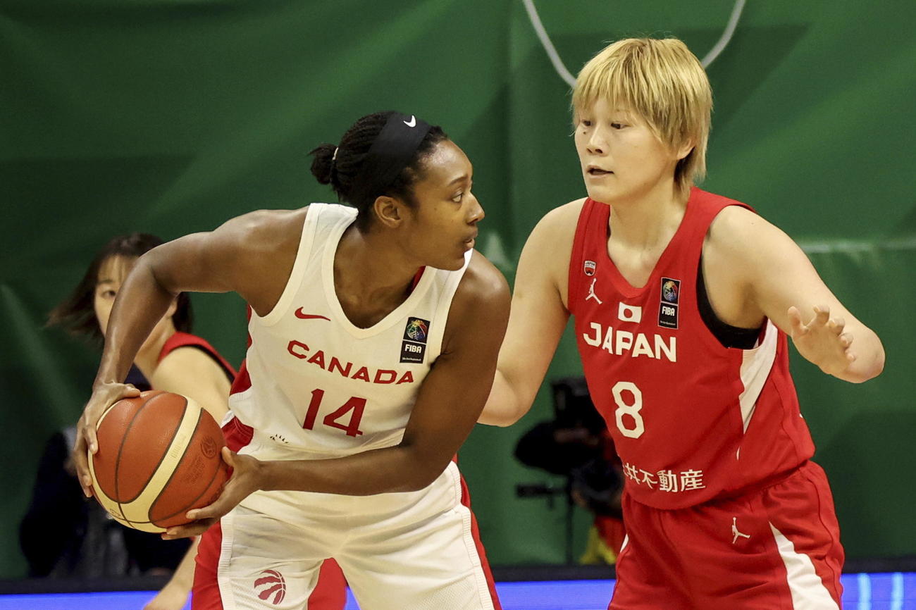 カナダ選手と競り合う高田（AP）