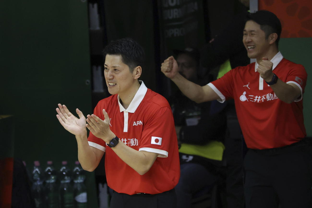 ハンガリー戦で指示を出す恩塚監督（AP)
