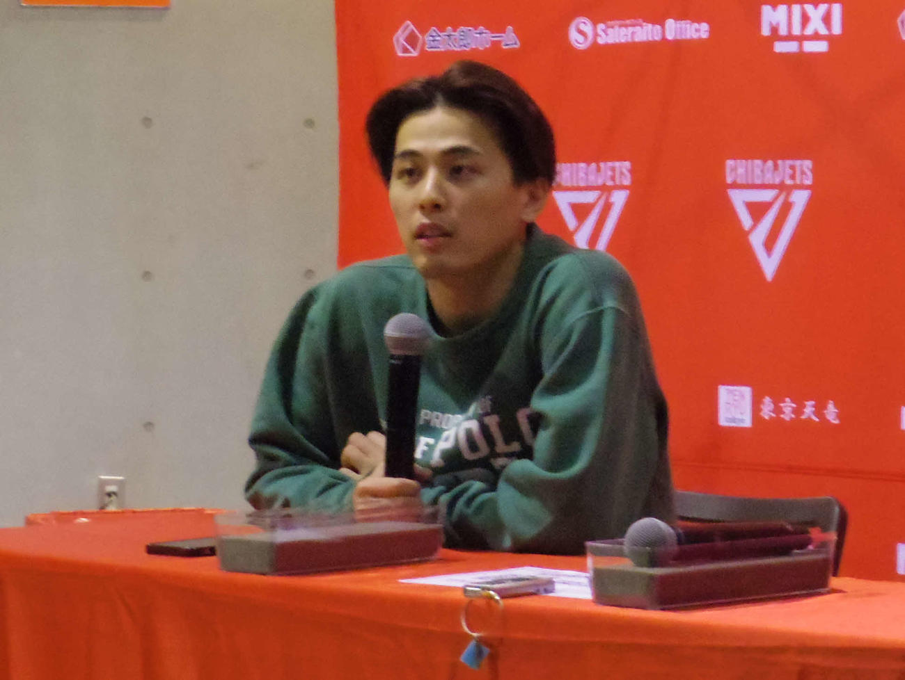 試合後の会見に応じる富樫勇樹