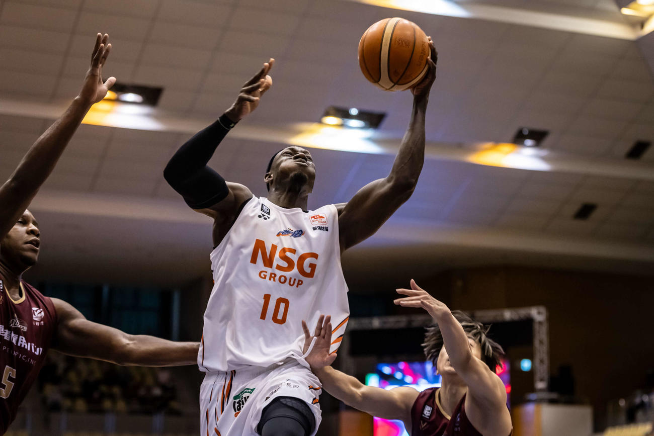 第3Q、シュートを狙う新潟のファイ（C）B．LEAGUE