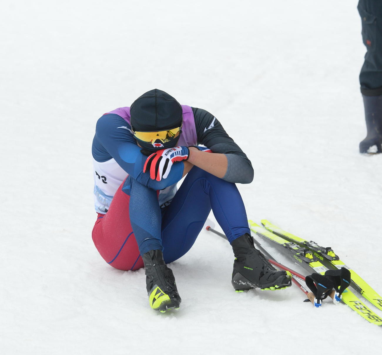 男子10キロクラシカル　優勝した秋田北鷹・藤本は、雪の上に座り込み涙（撮影・濱本神威）